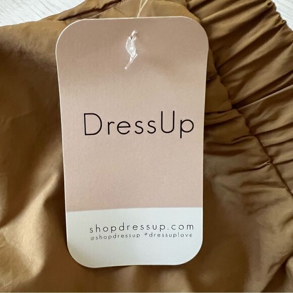 🆕 2 pc Set Cresent Button Down and Shorts Set size M - Picture 9 of 13